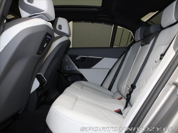 BMW 5 3,0 550e xDrive M-paket B 2025