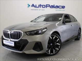 BMW 5 3,0 550e xDrive M-paket B 2025