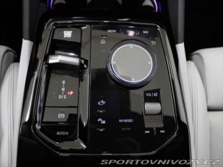 BMW 5 3,0 550e xDrive M-paket B 2025