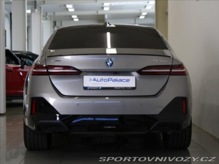 BMW 5 3,0 550e xDrive M-paket B 2025