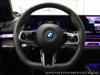 BMW 5 3,0 550e xDrive M-paket B 2025
