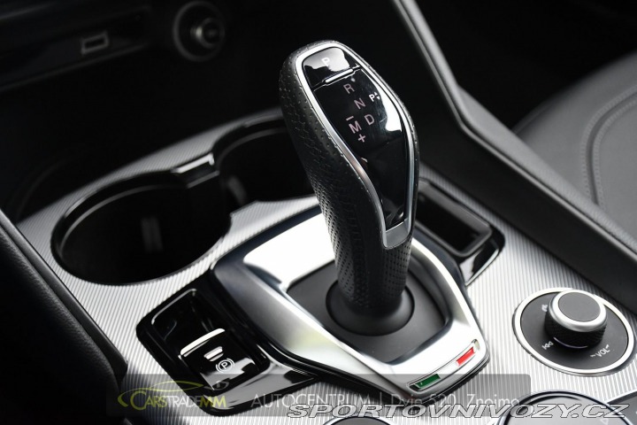Alfa Romeo Giulia 2.0T 16V 206kW VELOCE AT8 2024