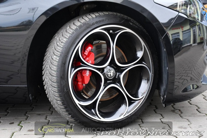 Alfa Romeo Giulia 2.0T 16V 206kW VELOCE AT8 2024