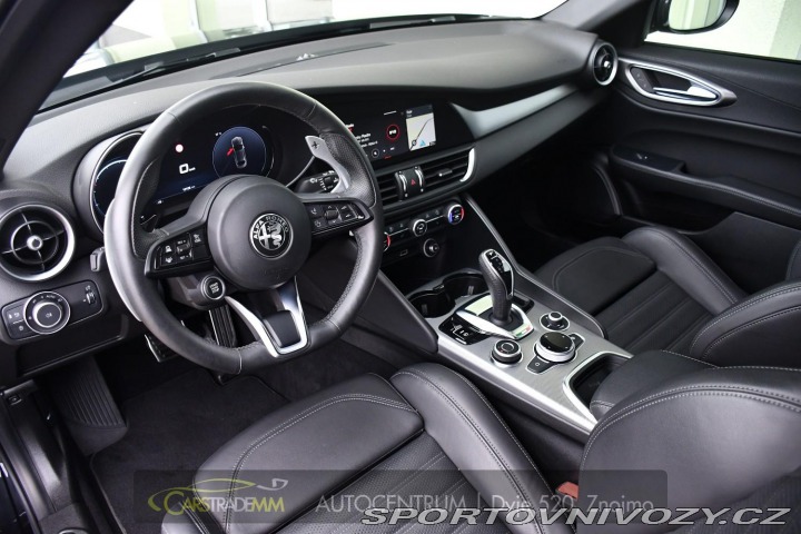 Alfa Romeo Giulia 2.0T 16V 206kW VELOCE AT8 2024