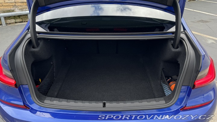 BMW 3 330i, M-Paket, Střešní ok 2019