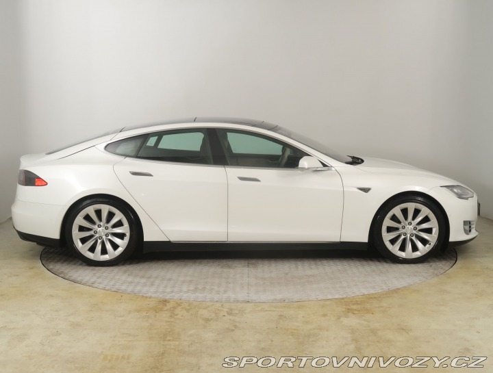 Tesla Model S 85D 2015