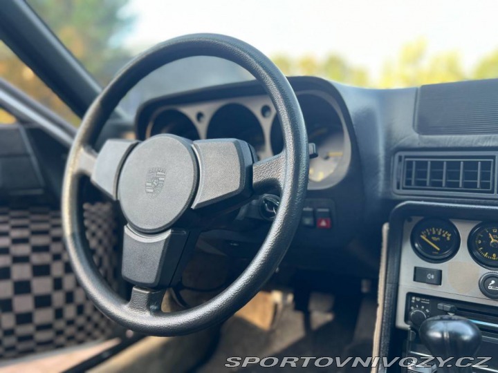 Porsche 944 1982
