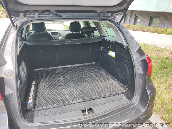 Opel Astra Sports Tourer 2012