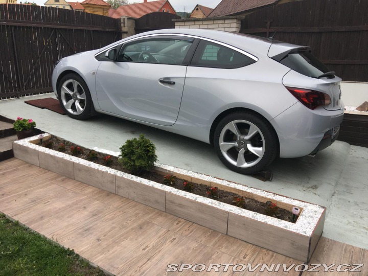 Opel Astra GTC 2012