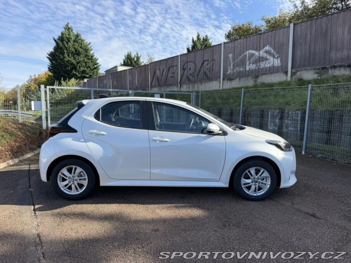 Toyota Yaris 1.5 HEV 116k Comfort Busi 1800
