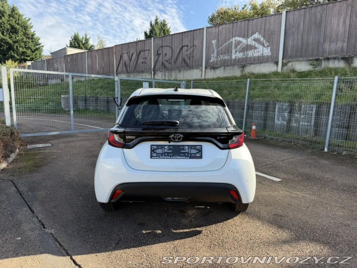 Toyota Yaris 1.5 HEV 116k Comfort Busi 1800