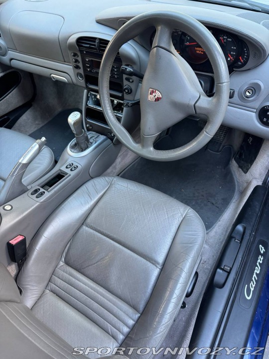 Porsche 911 Carrera 4 - manuál 2002