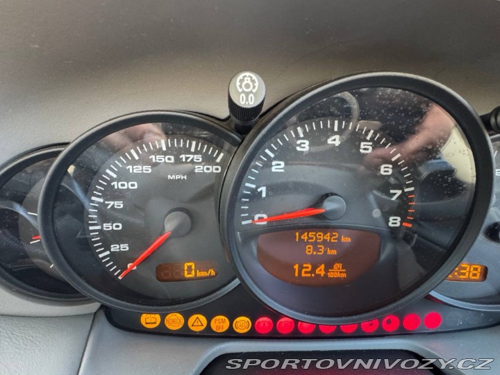 Porsche 911 Carrera 4 - manuál 2002