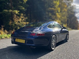 Porsche 911 Carrera 4 - manuál 2002