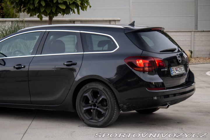 Opel Astra Sport Tourer 2.0 MT/6 12 2011