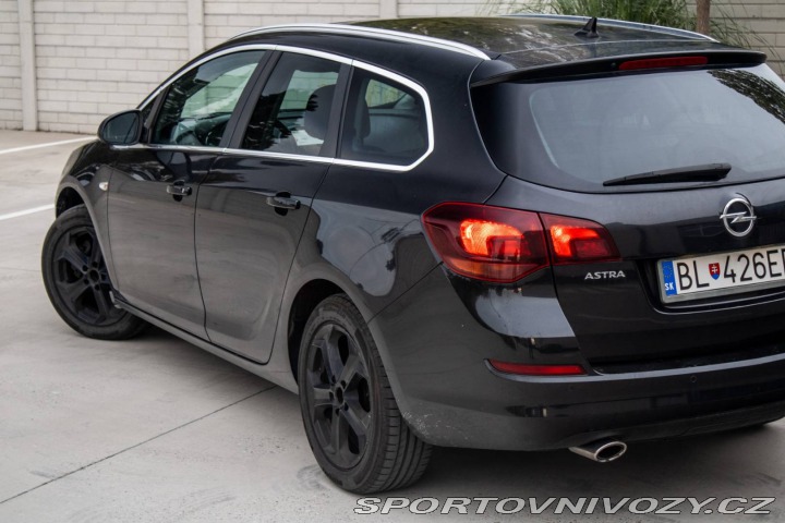 Opel Astra Sport Tourer 2.0 MT/6 12 2011