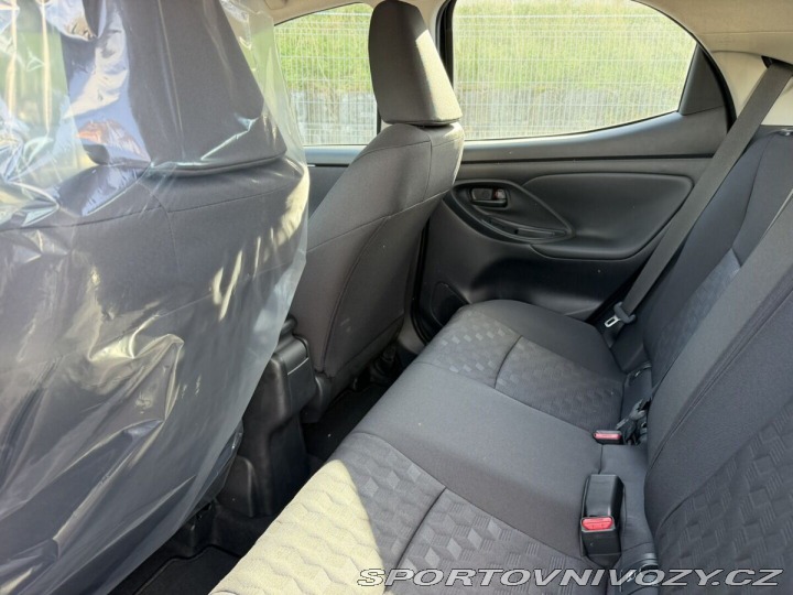 Toyota Yaris 1.5 HEV 116 LIMITED výba 1800
